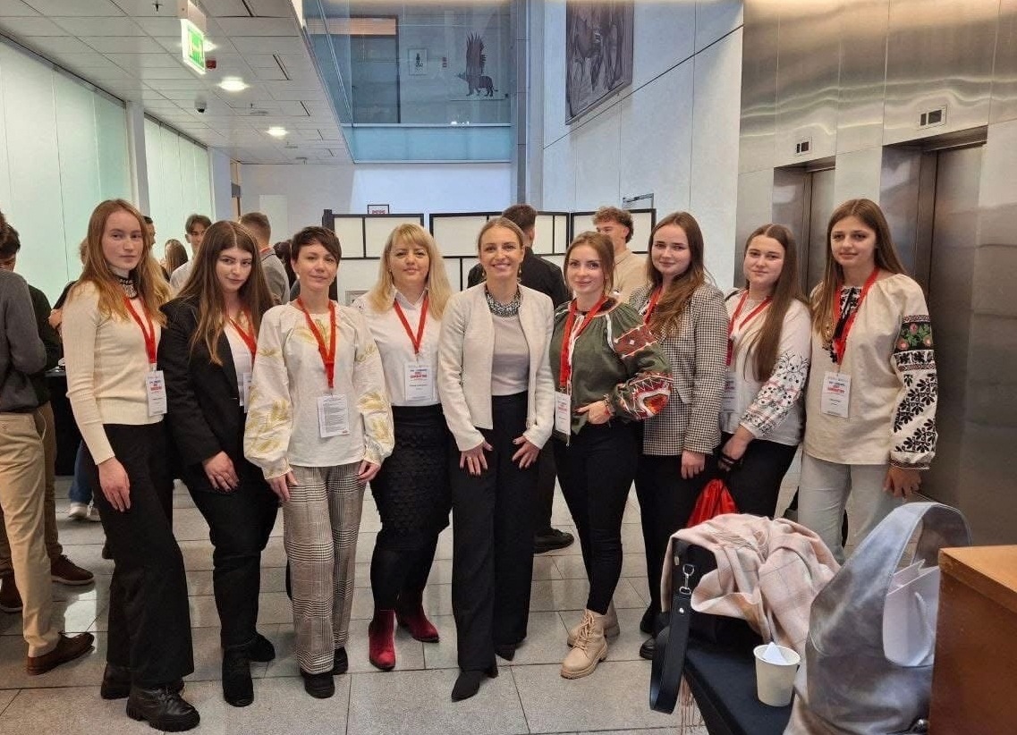 Відбулись робочі зустрічі у Міністерстві закордонних справ Польщі, де учасниці познайомились із пані Анною Соханською, директором Департаменту співпраці з польською діаспорою та поляками за кордоном